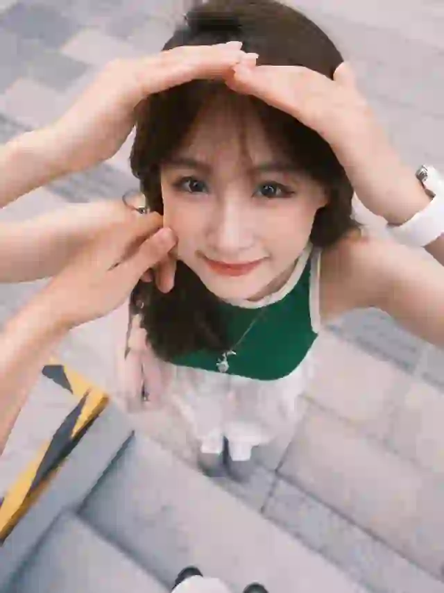 都来学这个姿势拍照 好有感觉😍